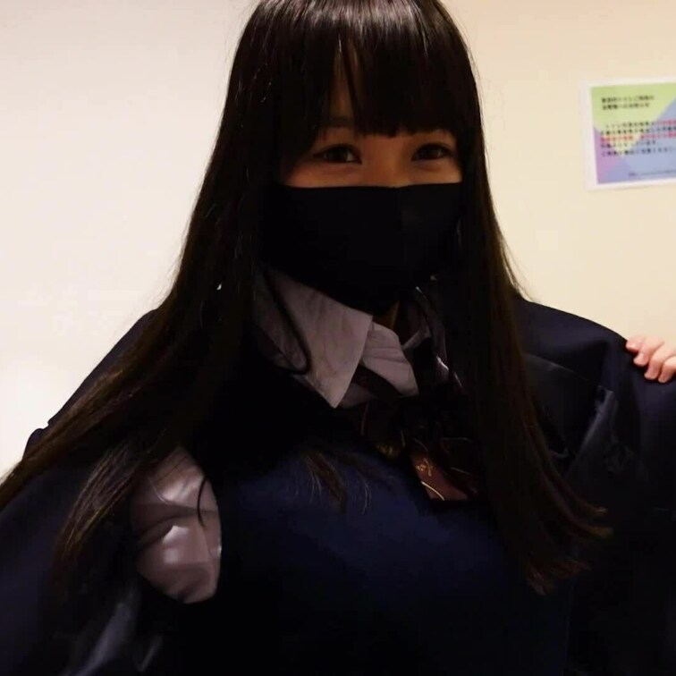美少女が公衆ト〇レでおじさんに手コキご奉仕♥