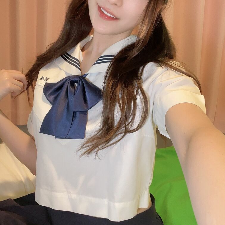にこっ&ちらっ😆✨

セーラー服着てみました🎶

セーラー服はリボンが青や紺のものが好みです✨

