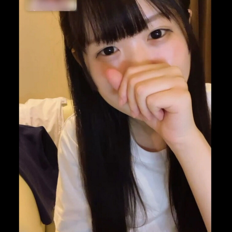 笑顔がとっても素敵な子です。オナニーしてる姿が見たいと伝えて、渋々ながらもなんとかOKを貰えました！いざ始まってみると自