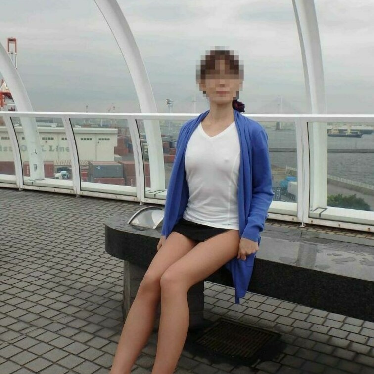 湾岸エリアの公園でノーブラ＆ミニスカ散歩の画像です。