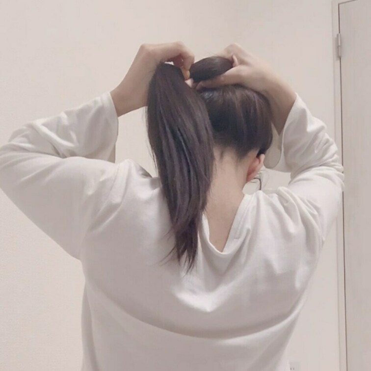 普通の輪ゴムでポニーテール①🥺
何本かまとめていっぺんに結んだらすぐ終わっちゃったので、次の投稿で別バージョン載せます