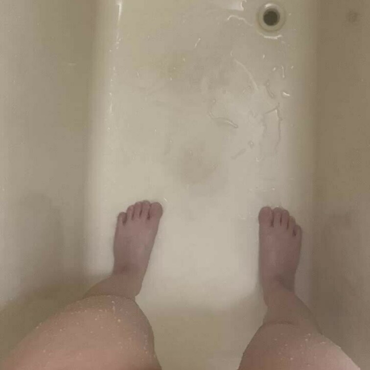 つるつるパイパンのお風呂おしっこ♡