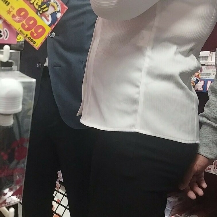 【昨夜のチカンプレイ速報】
アダルトコーナーに続々と集まる男たち
その指が巨乳OLに忍び寄り‥
行為はエスカレート