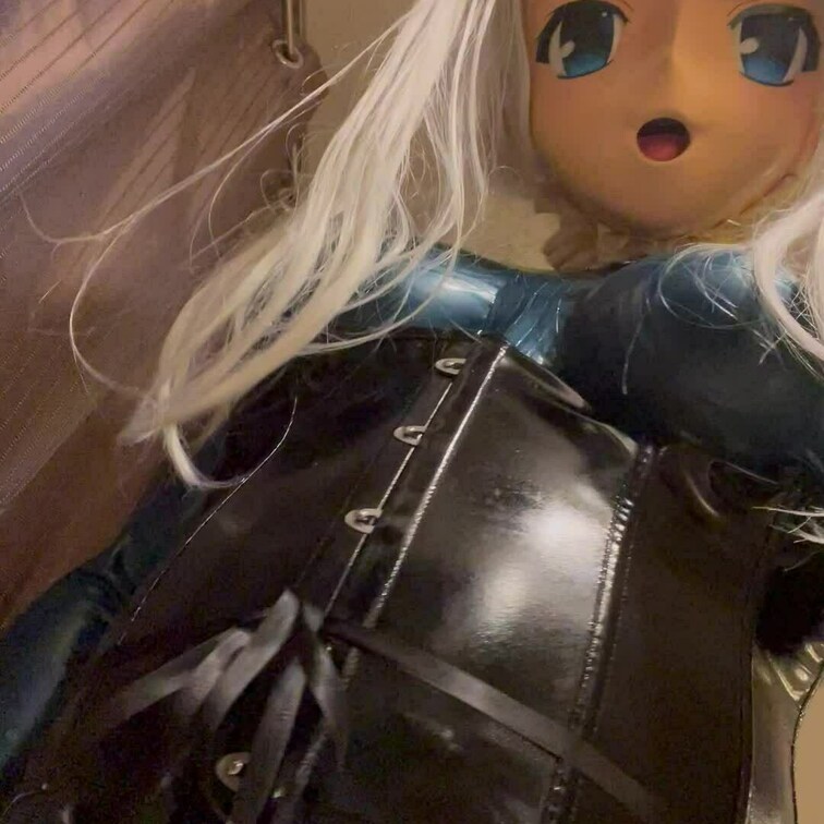 汗が落ちてくる青ラバーの着ぐるみさん