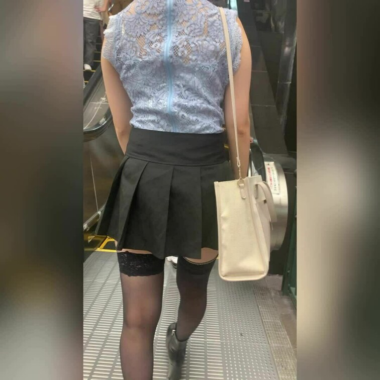 エスカレーター下からパンチラ露出