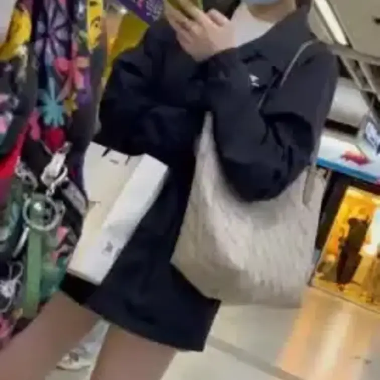 美人お姉さんの逆さパンチラ 