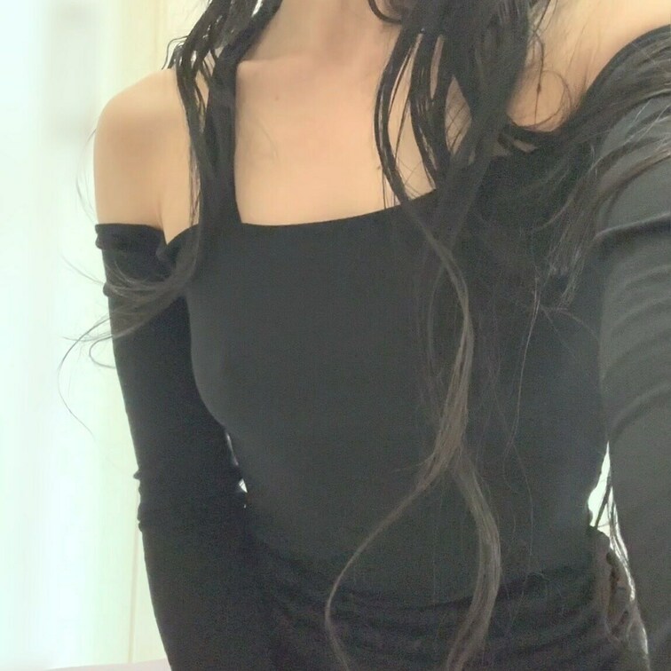 肩出しの衣装。これも可愛くて💕
ミニ電マでお漏らししながらイクいろはを見てください😊