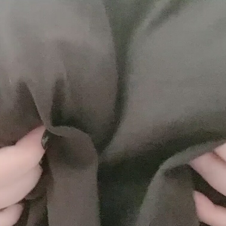 服の上からおっぱいを揉んでみました🥰
服の上からの乳首いじり気持ちよくて、少し声出ちゃった(笑)
玄関で撮って声が聞
