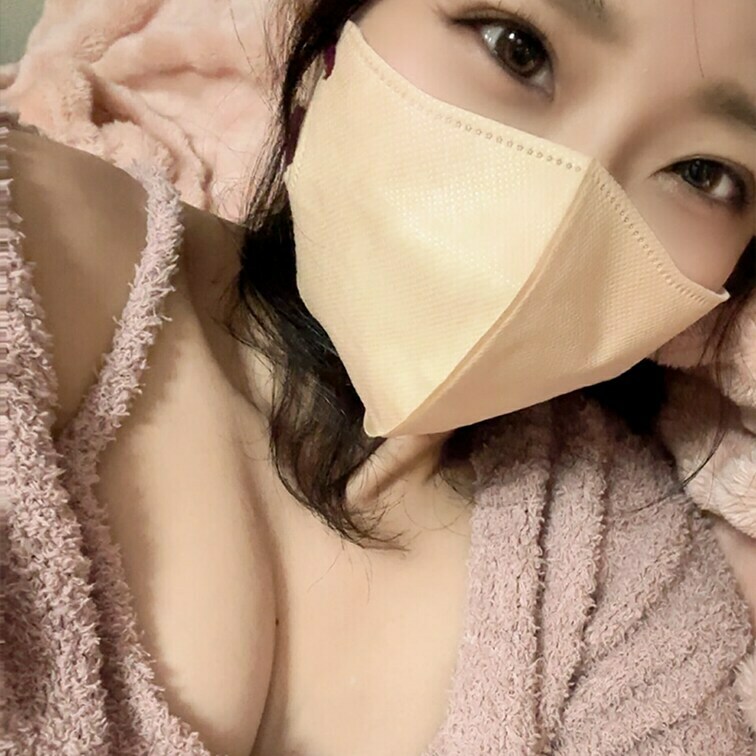 疲れてるのに全然寝付けなかったのでパジャマ姿で・・・