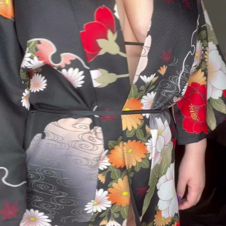 着物の中に隠れてるデカ乳🙈
見られたらいっちゃいそう..♡