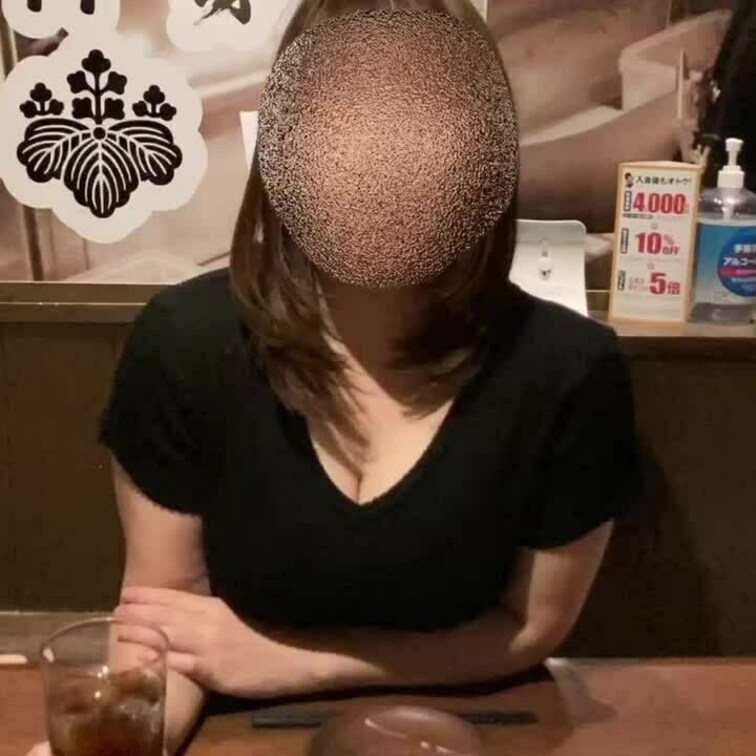 「ホテル行こ？」居○○○屋の机の下で巨乳人妻が誘惑してきてラブホで汗だくセックス