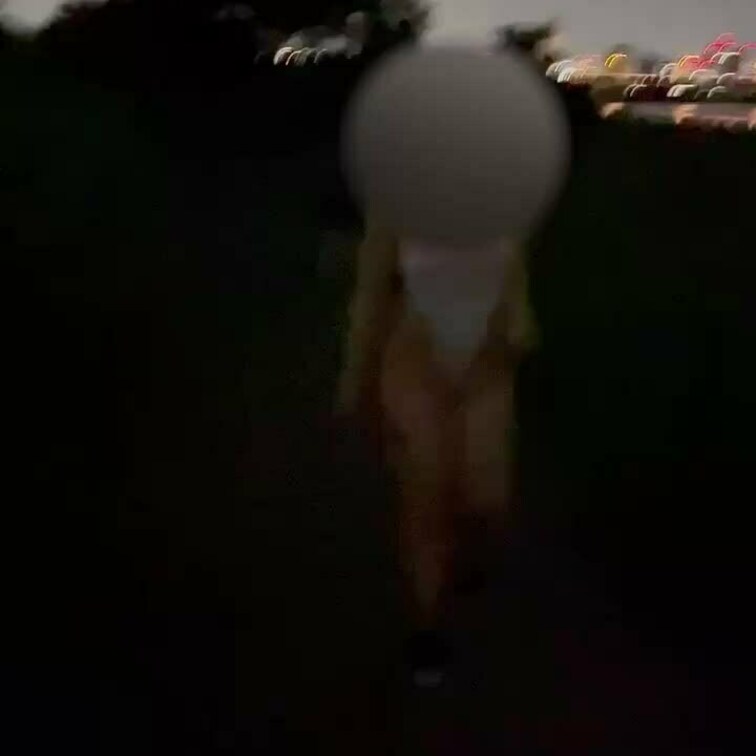 夜の河川敷で露出お散歩の動画です😊
白のハイレグがエロすぎてお気に入りの一着です！