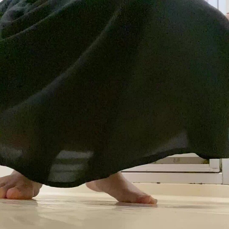 スカート捲ってペットボトルにおしっこしてみました💕