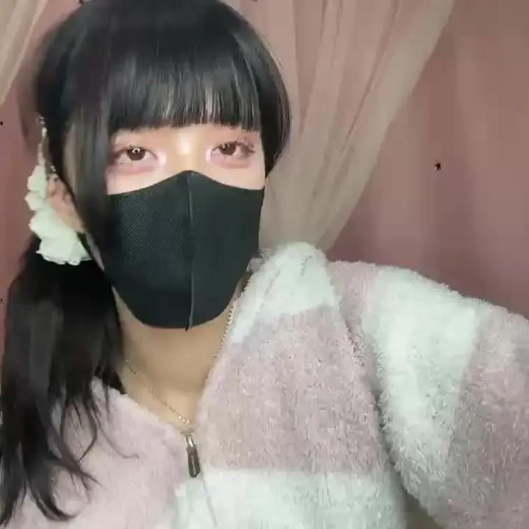 【みれい 20 歳】

みれいさんのライブ配信動画です
生ライブ配信だと、1 回の有料配信を視聴すると、おおよそ平