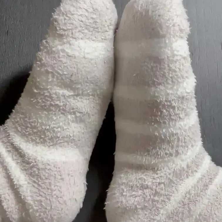 寒すぎてモコモコ靴下履き始めました🧦🧶

暖かいんだけど、ゆいの足はすぐ蒸れちゃいます、、

光の反射で汗が光っ