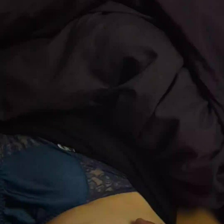 寝てる妻に悪戯