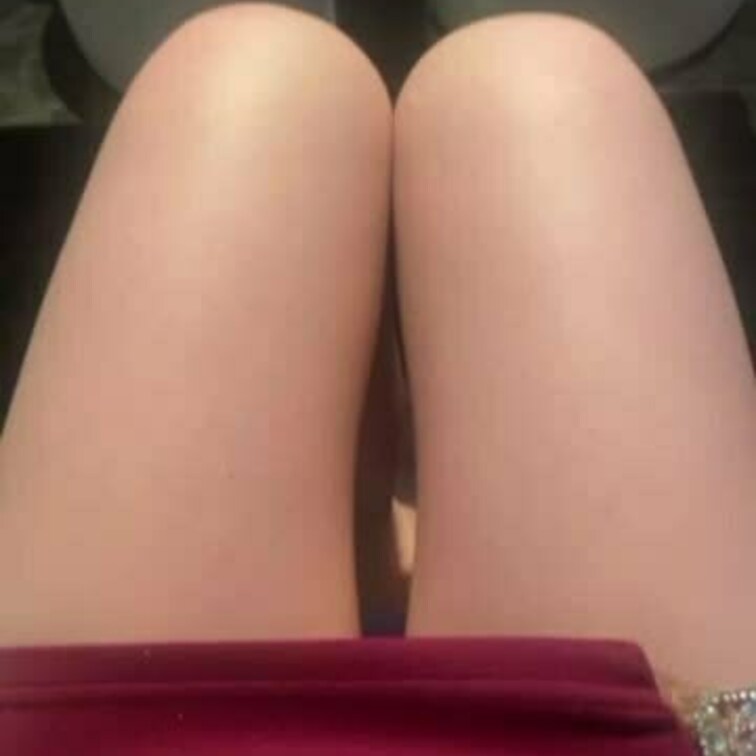今日はえりなの足見て太ももに挟まれてるの想像してお抜きね？わかった？😈❤️