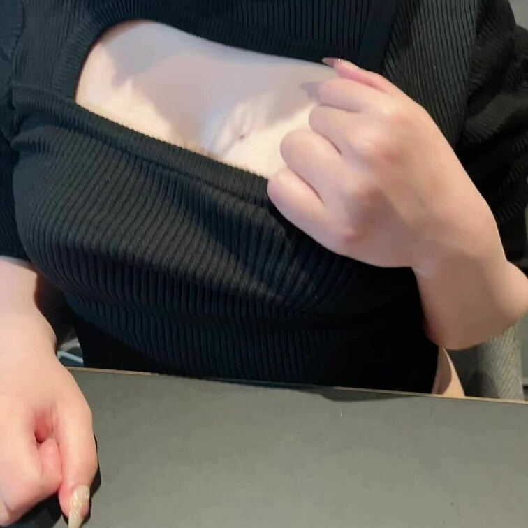 二プレスをピラっと、、✨
もざなし見てみたい人はいいね&コメントお願いします🐈‍⬛♡