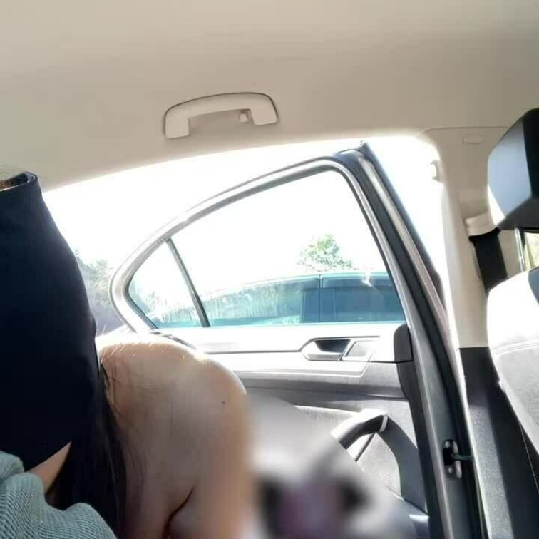 車の中だけど、ドアを開けてしっかり先生に見てもらってます。
久しぶりに見られたので、ちょっと緊張気味で、声も出てない。