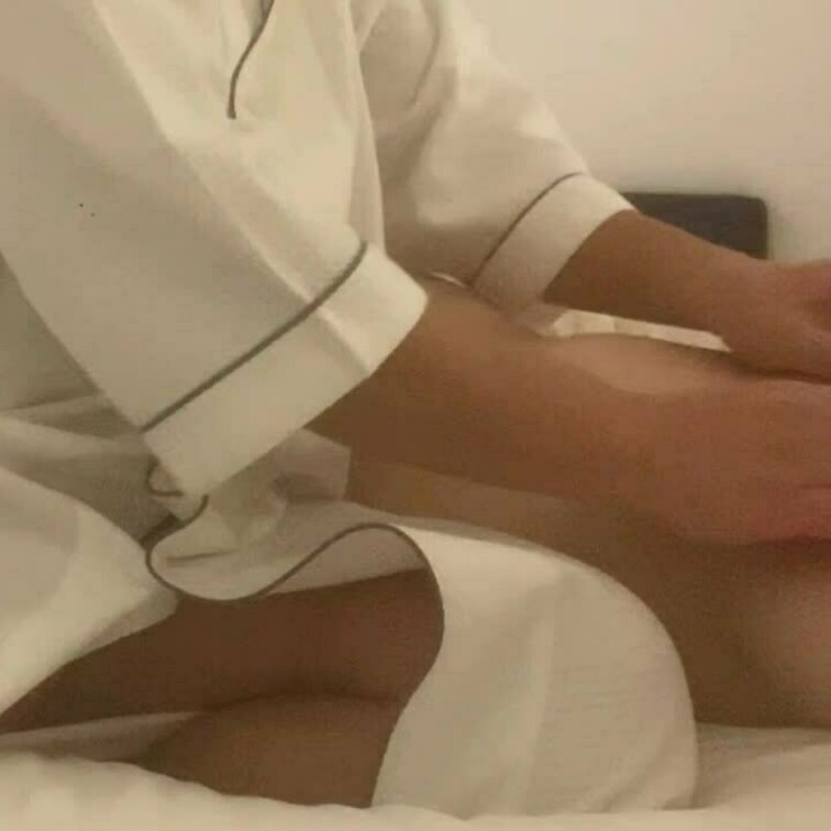 何度もモデルしてくれたり、リピートしてくれている爆乳１９歳女子大生。
エロ可愛いくて反応もめちゃんこシコイです。
