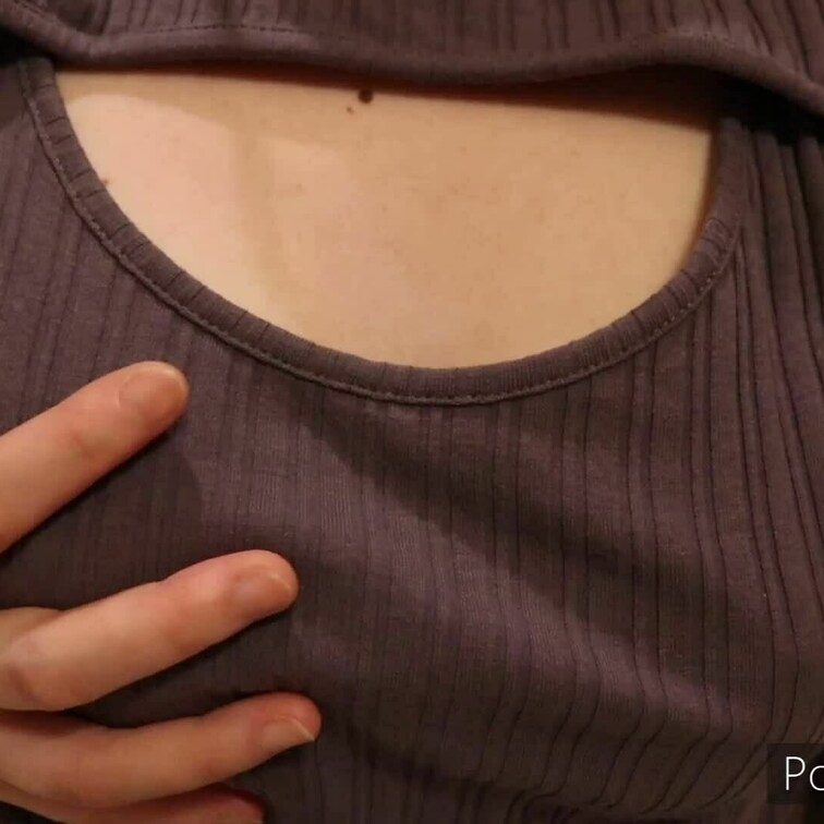 セクシーニットで乳首をチラ見せ♡
そのまま乳首でオナニー♡