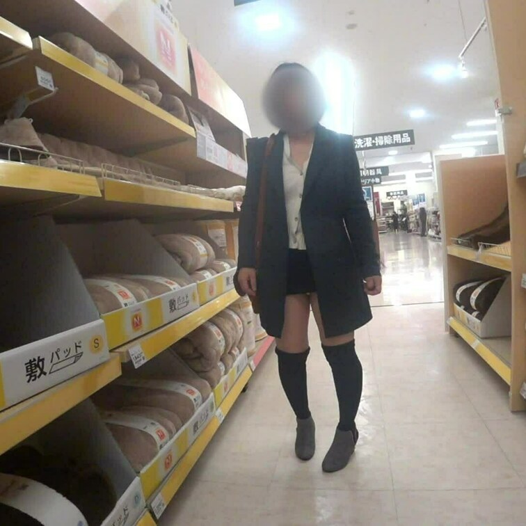 某大手のインテリア系で有名なお店です。マイクロミニ丈でパンツが見えてる？感じでショッピングです。【単品販売あります】