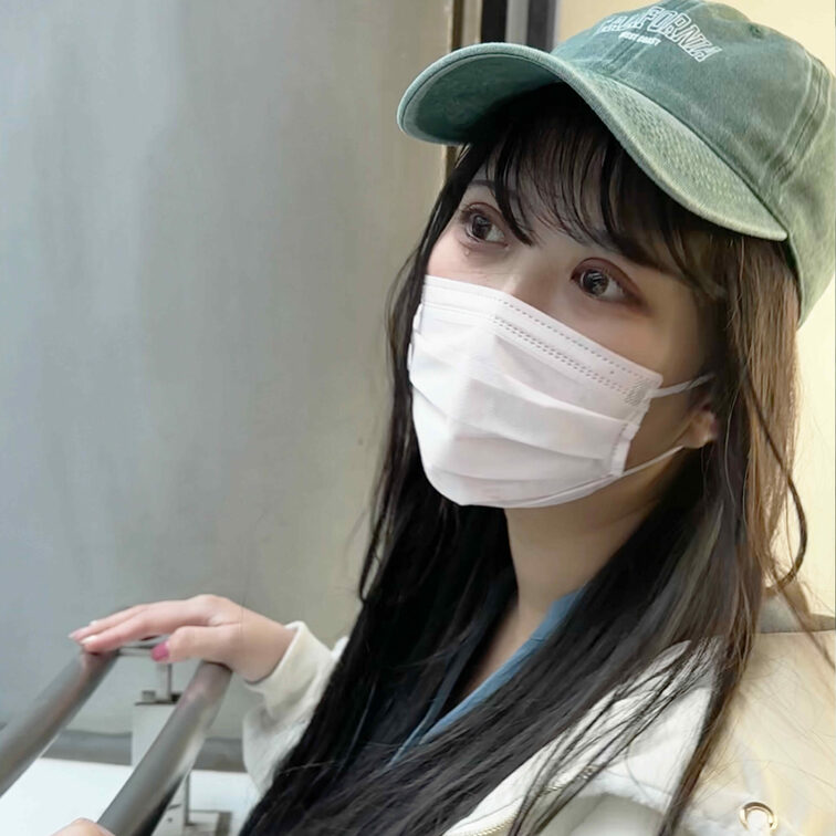 ＃39【FUUKA 22歳】
今回ストリートスナップ撮影に協力してくれたのは、ブルーのワンピースにトレンドのモコモコフ