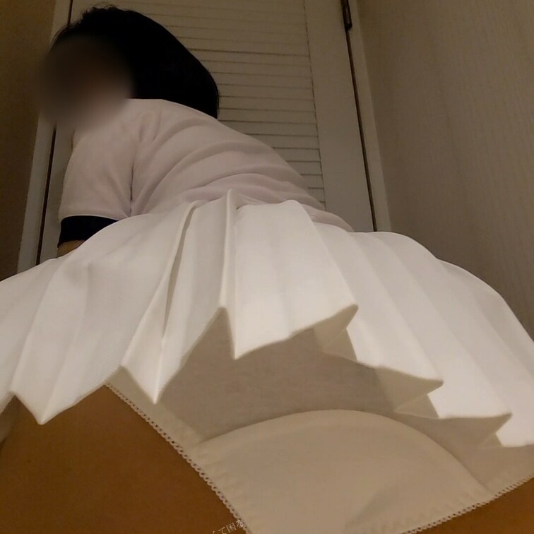 1-1-1テニスコスでパンチラ('ω')ノ
お尻突き出して、純白綿パン丸見え