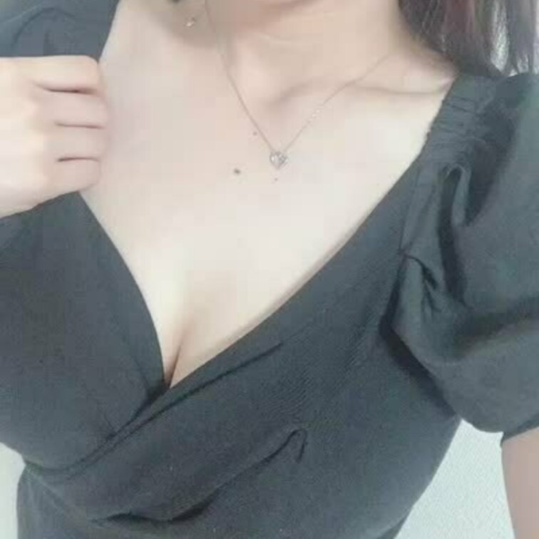 私服のお洋服から乳首丸出しにしちゃいました^^💦
