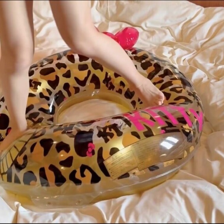 パンパンの浮き輪で遊ぶ動画です♪
縦乗りしたり足で踏んづけたりします！( ˶'ᵕ'˶)
POP無しです！