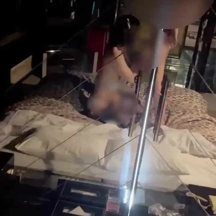 【Nacoの秘密部屋㊙️ 新作公開】
女装男子が服脱いだらただの男じゃない？笑
服を脱いで男性にご奉仕するレアでえっ