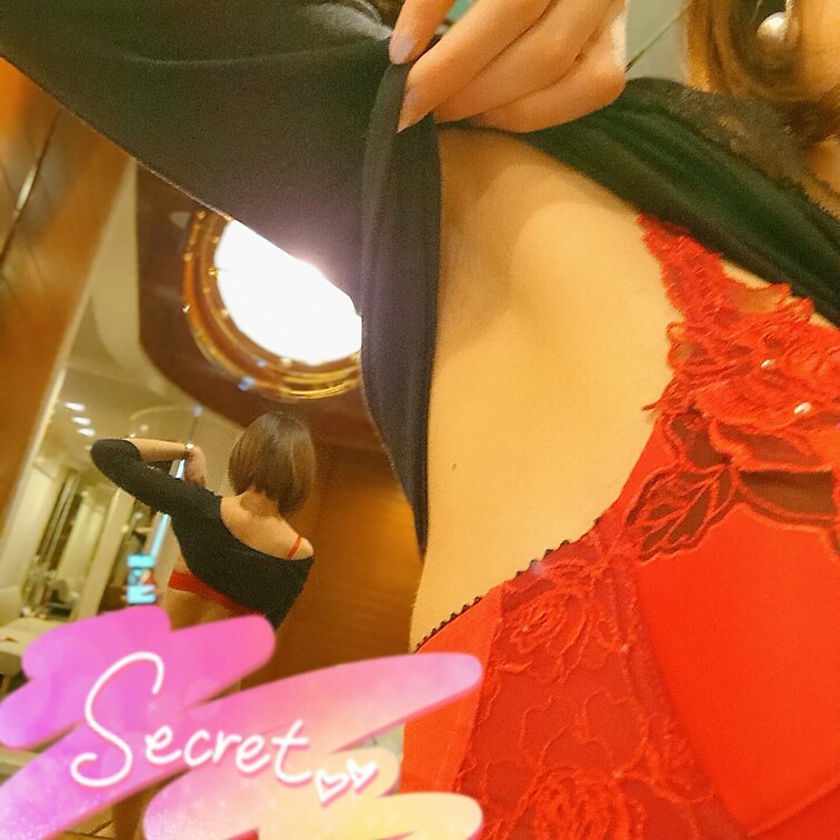 昼間はもう動くと汗ばむ季節になってきたね。
私の脇のムレ具合、気になっちゃう？💋