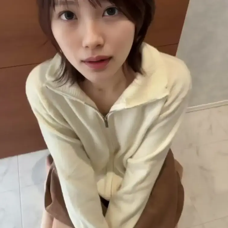 結衣です！

今回は「上目遣いの距離」というテーマで投稿しました。
いつもより、距離が近いかもしれません。

