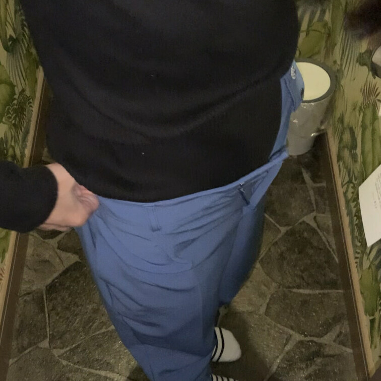 めちゃくちゃ恥ずかしがってましたが、おしっこする所を撮影しました。