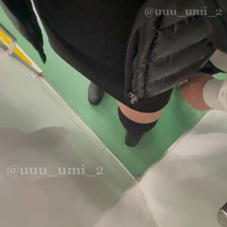 電車乗ってたら少しずつ近づいてきてうみの脚を触りだして痴◯してきたから撮影しました🥺

