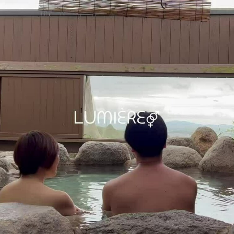 彼氏の前で若いマッチョイケメンとイチャイチャセックス💕
 温泉混浴からお掃除フェラまで恋人同士みたいにラブラブ💖（14