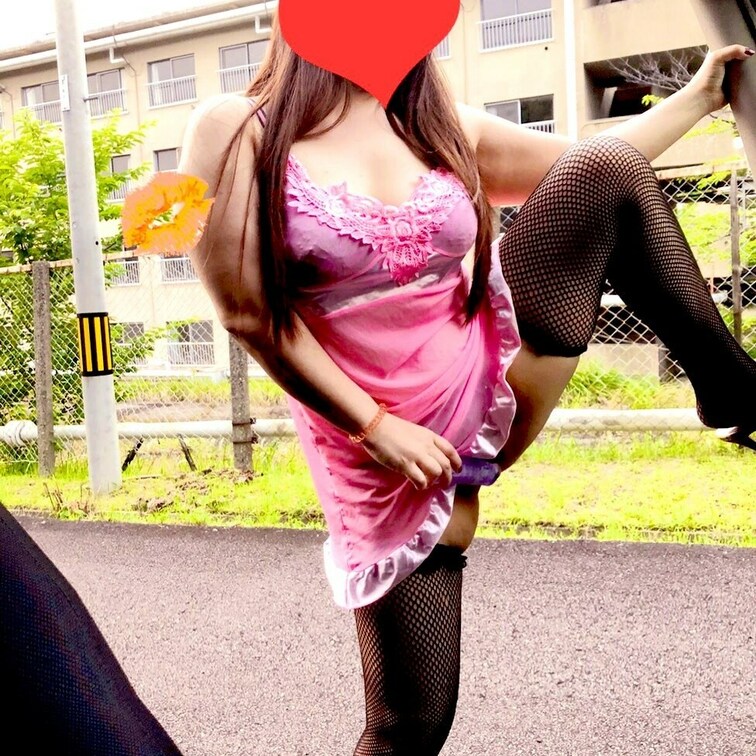 ❤️露出狂の野外で生ハメ立ちバック❤️

フェラ顔が凄いのに更に仁王立ちイラマで1回戦💖
お外に他人の家の窓に押し
