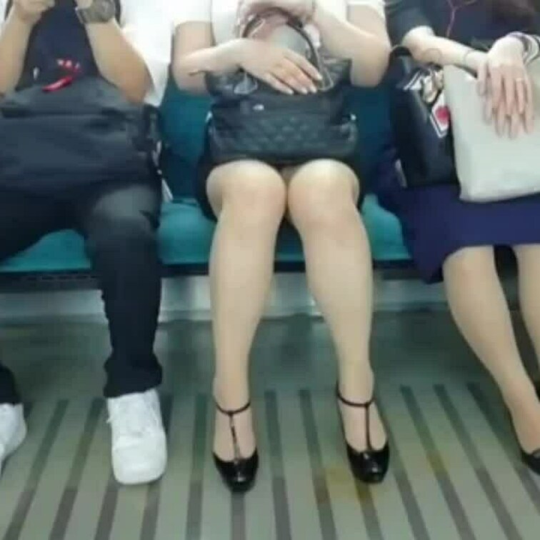 混んでいる電車の向い席から
脚を開いて下着を見せるように
指示する
向かいの席の男性からも見られて
躊躇しながら