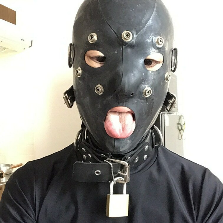 臭マラほしい。けつ足舐めて。
汚い公衆便器行って便器舐めたい。