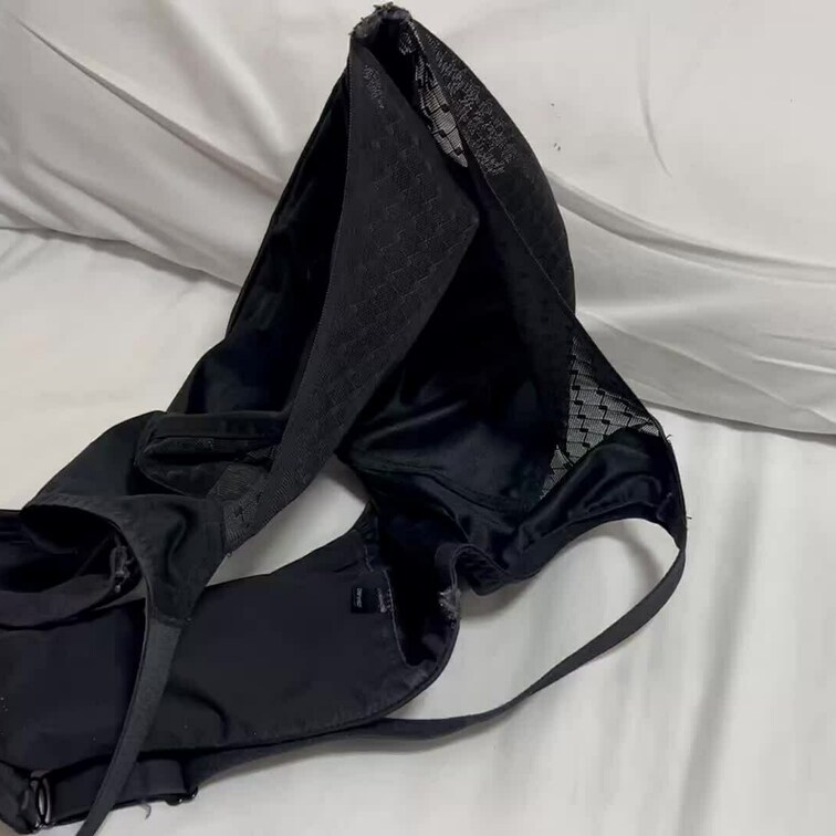 巨乳触ってね。