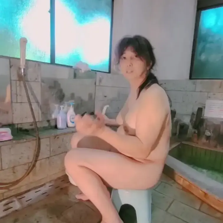 こんばんは(^_-)-☆

温泉街での入浴シーンです♨
お楽しみくださいませ(^_-)-☆