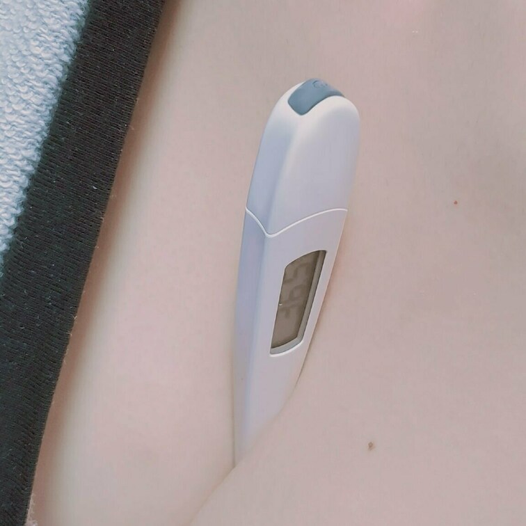 谷間で体温計を挟んで熱を測ってみたよ(∩ω∩〃)❤