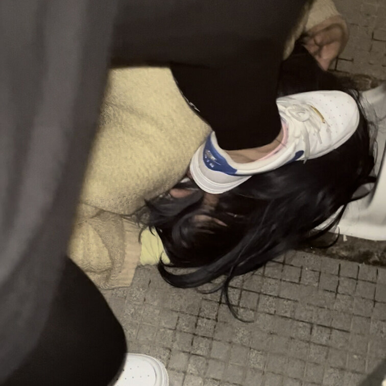かなり年下の女の子に厳しく罵倒されて便器舐め命令されてます。
大便器に顔突っ込んで頭踏みつけてそのまま水流したりされま