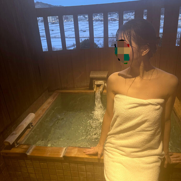 いつもご視聴ありがとうございます🥰

今回アップした写真は、先日行った温泉旅行の時の露天風呂での写真です🫣💓

