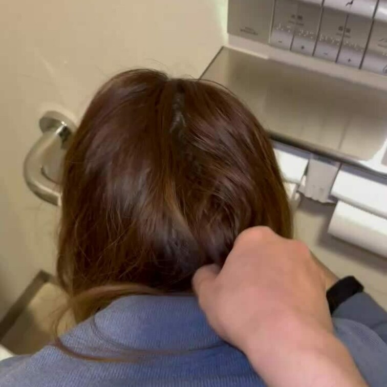 百貨店トイ○にて、
何回も何回もバックで絶頂💕💕
髪束を引っ張られるとイク体質になりました。