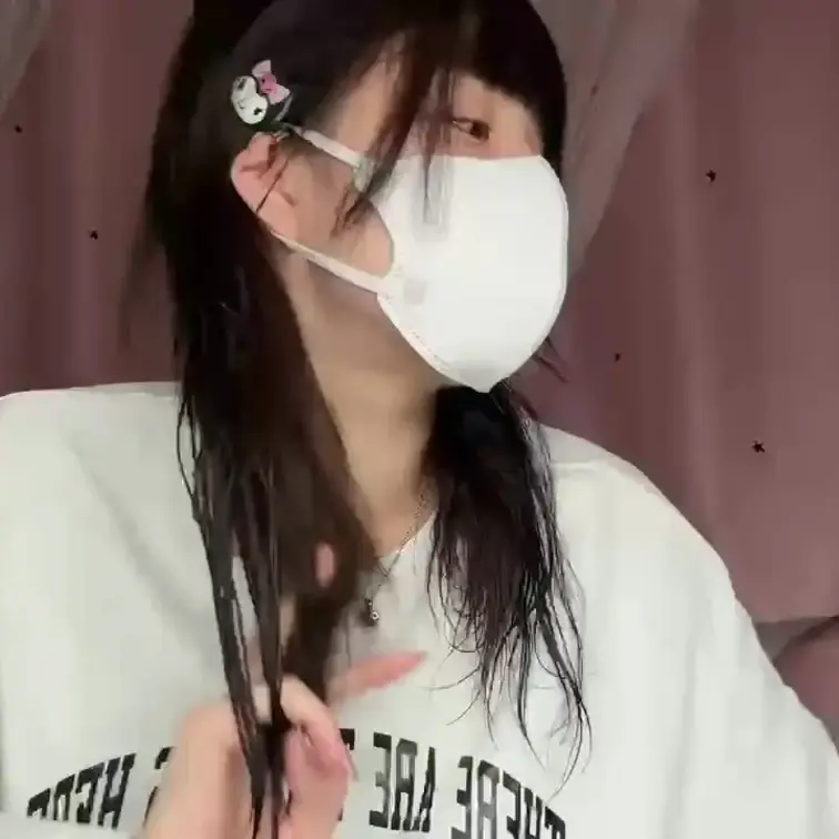 【みれい 20 歳】

みれいさんのライブ配信動画です
生ライブ配信だと、1 回の有料配信を視聴すると、おおよそ平