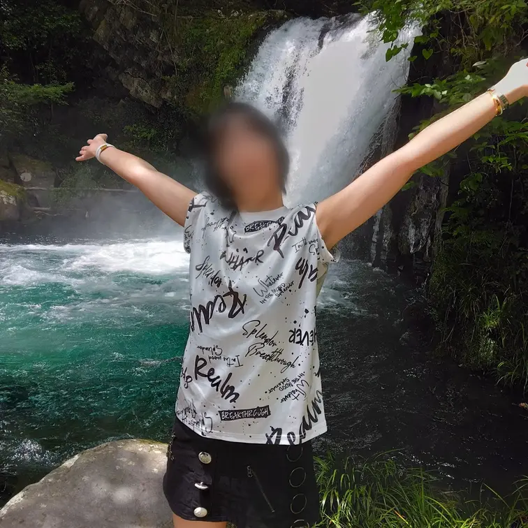 滝をバックに気持ちいい~(^^♪