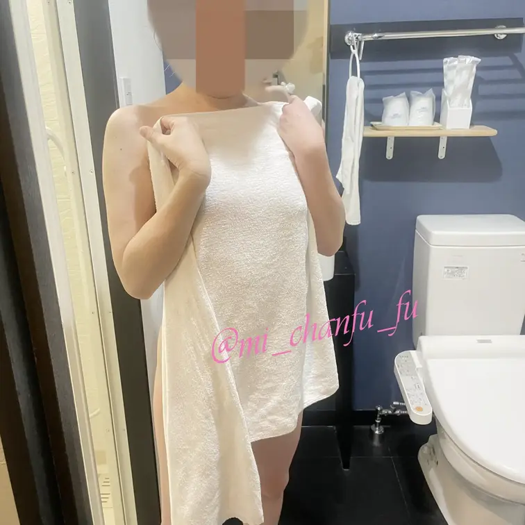 旅行でビジネスホテルに滞在しております♪
シャワー🚿から出てきたところを📷
とっさにタオルで隠されました💦🥰