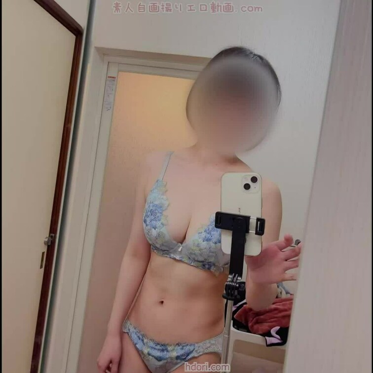 ブラジャー下げて乳首イジイジしてきました☆