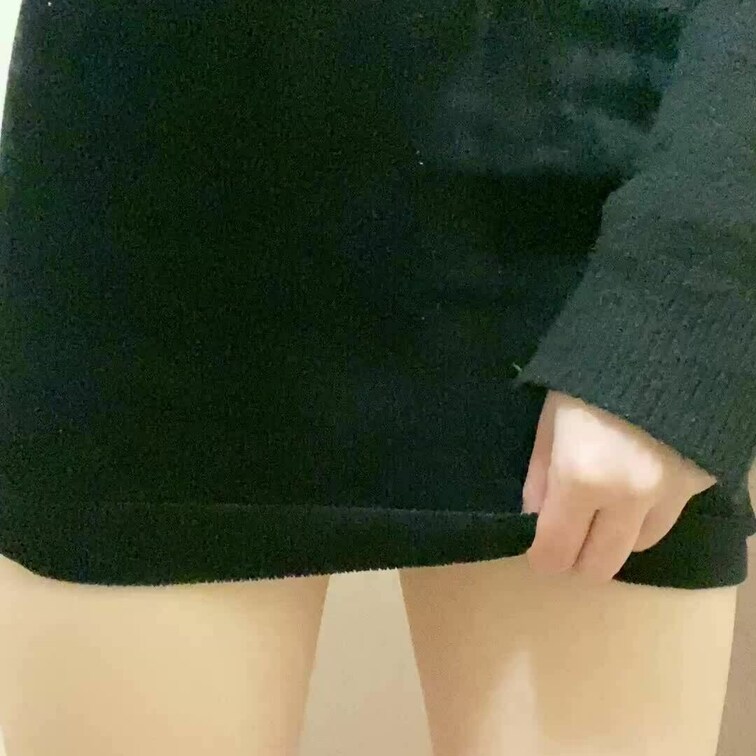 スカートあげておしっこしてみました♡